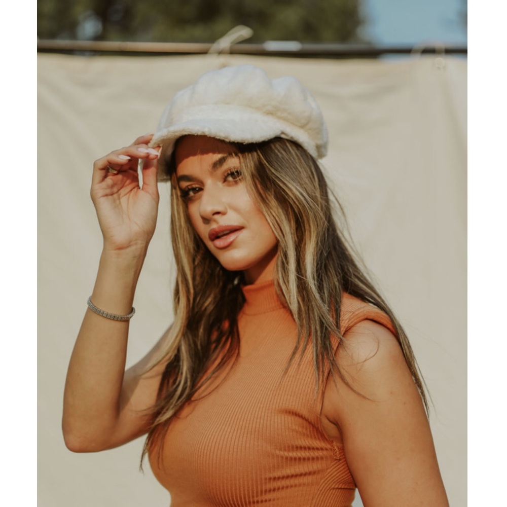 CREMA SHERPA DESIGN NEWSBOY HAT